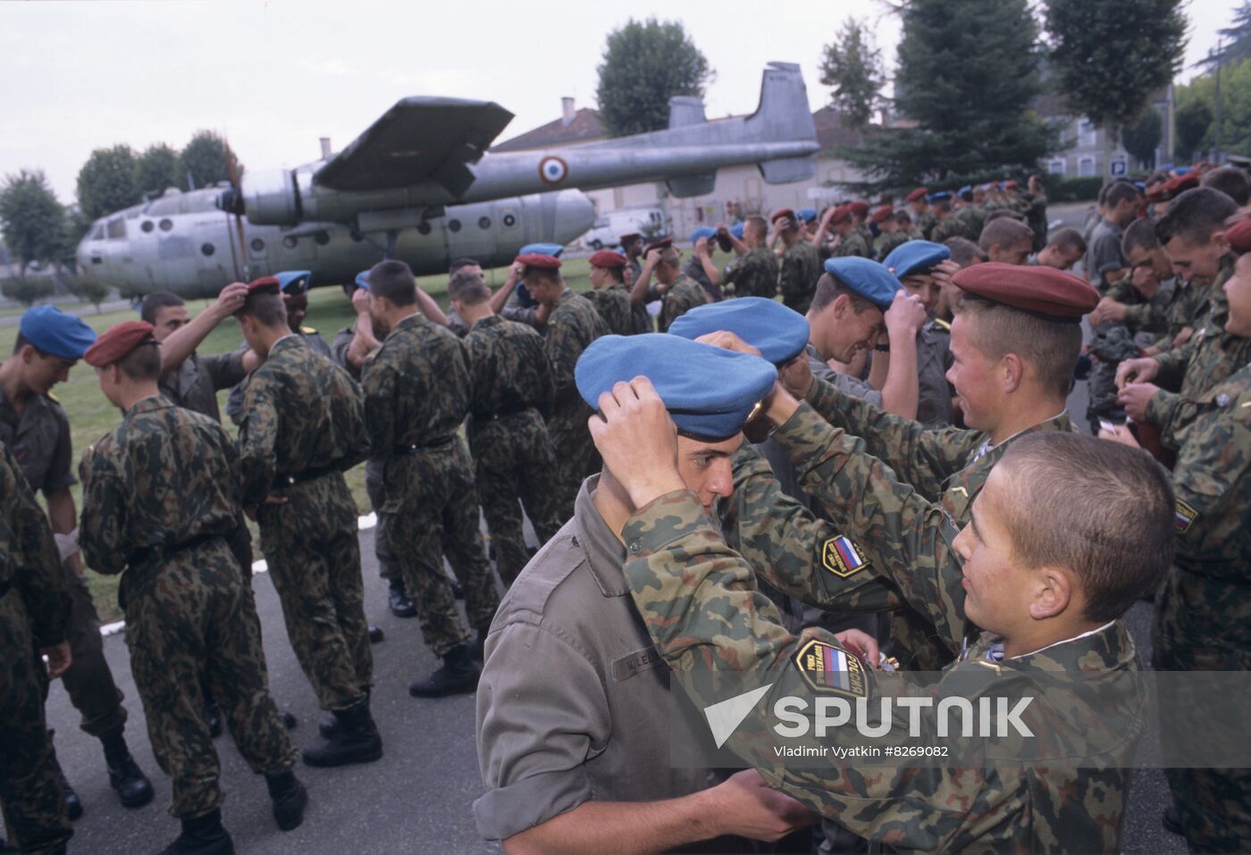 Russian, French airborne forces hold joint military drills in France