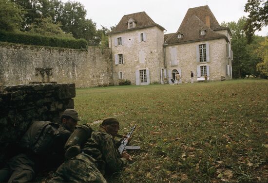 Russian, French airborne forces hold joint military drills in France