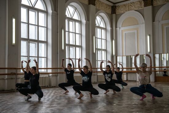 LPR Russia Ukraine Military Operation Arts Academy