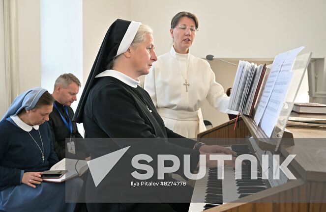 Attendees wait before a meeting with Pope Francis in Our Lady Of Perpetual Help Cathedral in Nur-Sultan, Kazakhstan. Location: Kazakhstan, Nur-Sultan. Author: Ilya Pitalev/Sputnik. Kazakhstan Religion Pope