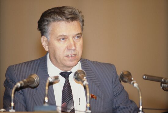 RSFSR Supreme Council holds emergency session
