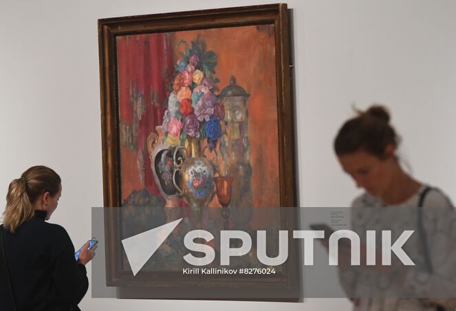 Visitors explore the painting "Vases and flowers" (1910) by the artist Nikolai Sapunov at the exhibition "My Tretyakov Gallery. From Virtuality to Reality" in the New Tretyakov Gallery on Krymsky Val street in Moscow, Russia. The new exhibition project combines the display of works of art and a demonstration of the capabilities of a digital platform that allowes you to get acquainted with the museum's funds online. At the moment, there are more than 4 thousand works of art stored in the Tretyakov Gallery in the public domain. Location: Russia, Moscow. Author: Kirill Kallinikov/Sputnik. Russia Art Tretyakov Gallery Collection