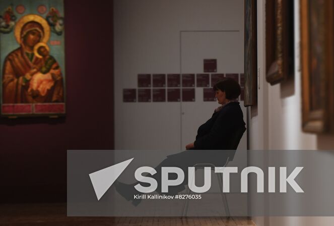 The caretaker is seen at the exhibition "My Tretyakov Gallery. From Virtuality to Reality" in the New Tretyakov Gallery on Krymsky Val street in Moscow, Russia. The new exhibition project combines the display of works of art and a demonstration of the capabilities of a digital platform that allowes you to get acquainted with the museum's funds online. At the moment, there are more than 4 thousand works of art stored in the Tretyakov Gallery in the public domain. Location: Russia, Moscow. Author: Kirill Kallinikov/Sputnik. Russia Art Tretyakov Gallery Collection
