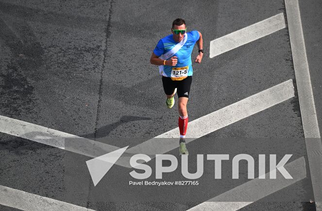 Olympic champion, skier Alexander Legkov makes his way during the Moscow marathon, in Moscow, Russia. Location: Russia, Moscow. Author: Pavel Bednyakov/Sputnik. Russia Moscow Marathon
