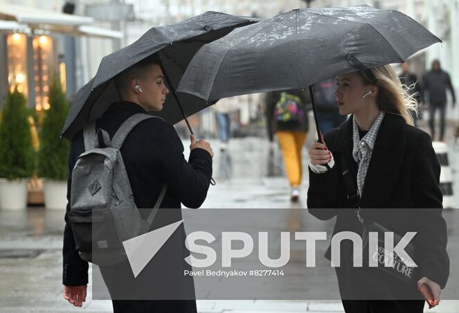 People walk under umbrellas on a rainy autumn day in Moscow, Russia. Location: Russia, Moscow. Author: Pavel Bednyakov/Sputnik. Russia Weather