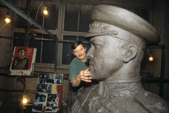Russian sculptor Vyacheslav Klykov