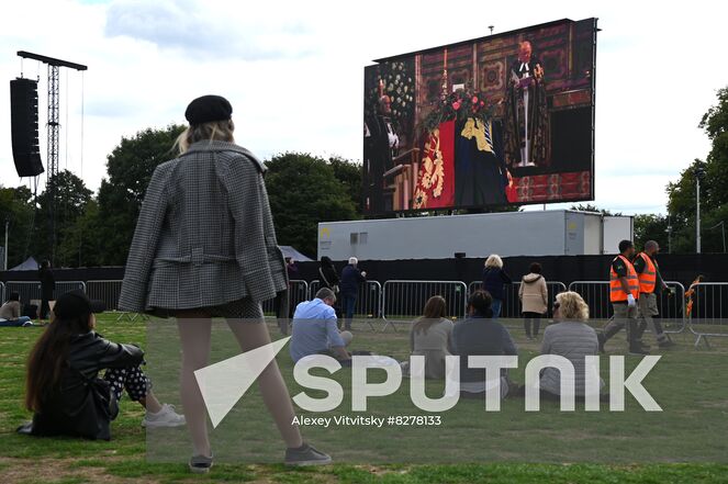 People watch a broadcast of the state funeral and burial of Britain's Queen Elizabeth II, in Hyde Park, London, Britain. Location: United Kingdom, London. Author: Alexey Vitvitsky/Sputnik. Britain Queen Elizabeth II Death