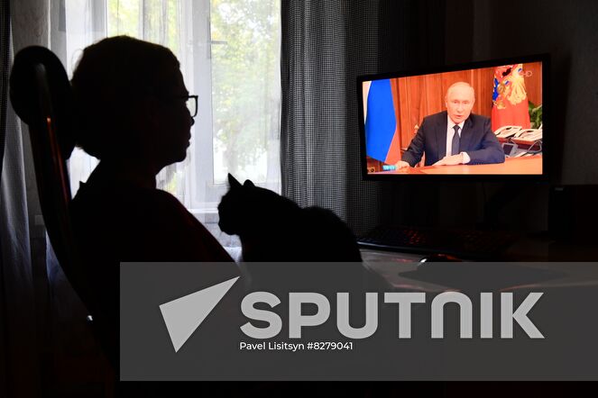 A woman watches a television showing Russian President Vladimir Putin addressing the nation, in Yekaterinburg, Russia. Putin on September 21 announced a partial mobilization for Russian citizens a day after Luhansk and Donetsk People's Republics, and Russian-controlled Zaporizhzhia and Kherson regions in southern Ukraine announced plans to hold votes on becoming integral parts of Russia. Location: Russia, Yekaterinburg. Author: Pavel Lisitsyn/Sputnik. Russia Putin Address Broadcast