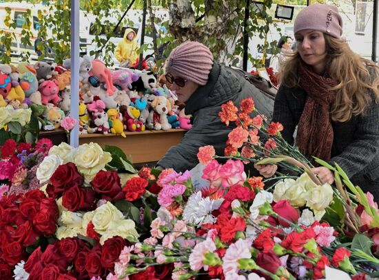 Russia School Shooting Flowers
