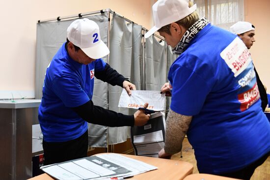 Russia Joining Referendum Vote Counting