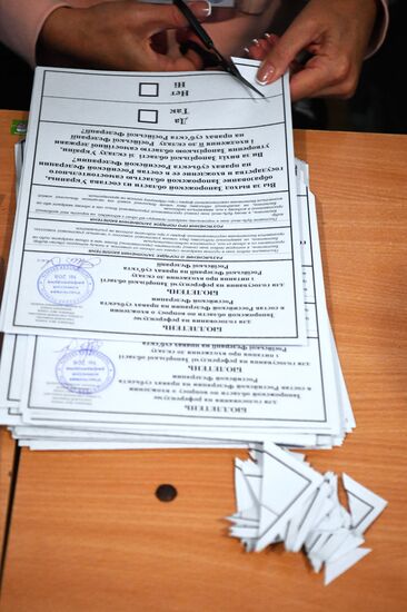 Ukraine DPR LPR Russia Joining Referendum Vote Counting