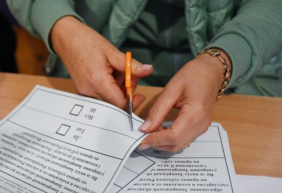 Ukraine DPR LPR Russia Joining Referendum Vote Counting