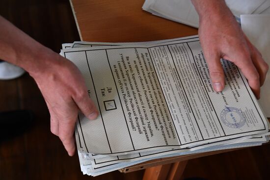 Russia Joining Referendum Vote Counting