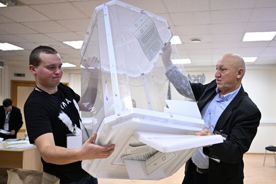 Russia Joining Referendum Vote Counting