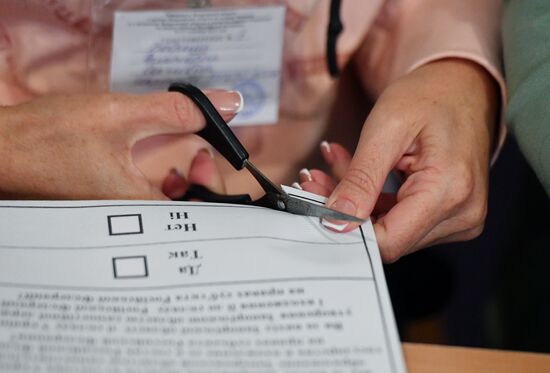 Ukraine DPR LPR Russia Joining Referendum Vote Counting