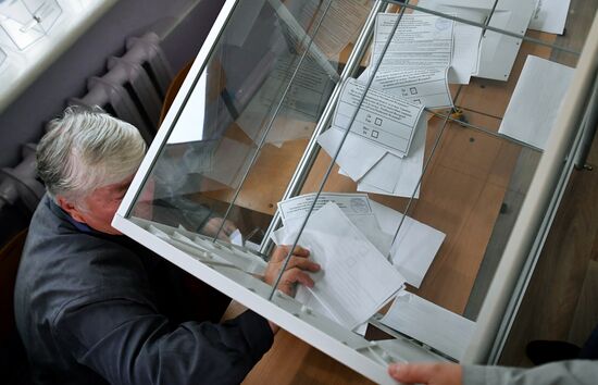 Ukraine DPR LPR Russia Joining Referendum Vote Counting