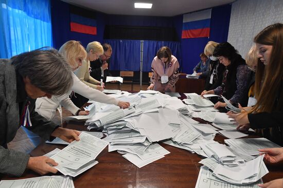 Ukraine DPR LPR Russia Joining Referendum Vote Counting