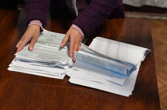Ukraine DPR LPR Russia Joining Referendum Vote Counting