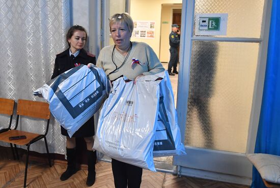 Ukraine DPR LPR Russia Joining Referendum Vote Counting