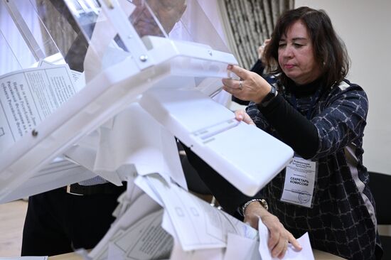 Russia Joining Referendum Vote Counting