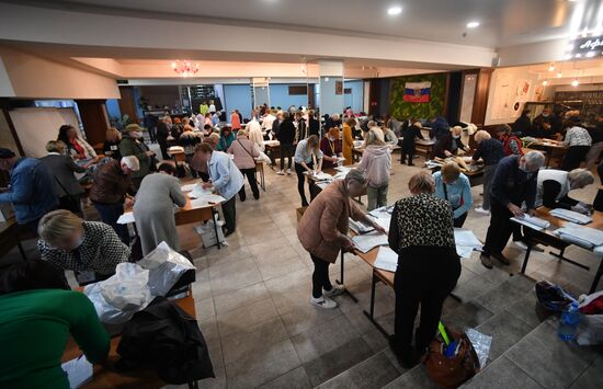 Ukraine DPR LPR Russia Joining Referendum Vote Counting