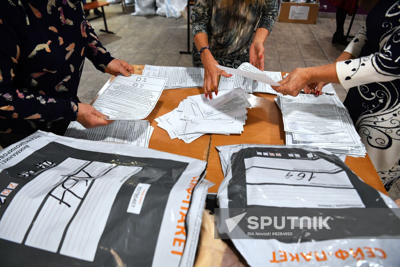 Ukraine DPR LPR Russia Joining Referendum Vote Counting