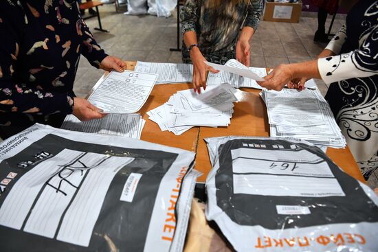 Ukraine DPR LPR Russia Joining Referendum Vote Counting