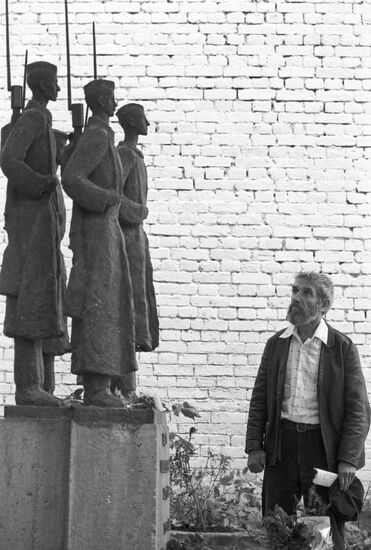 Soviet sculptor Daniel Mitlyansky