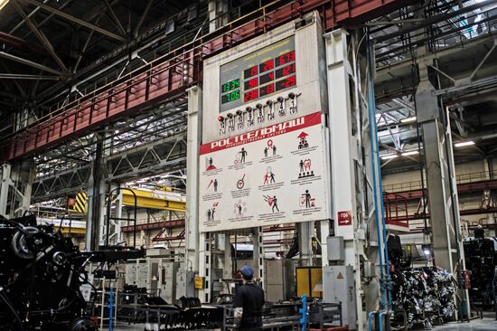 Farming machinery manufacturing schedules at Rostselmash Co.