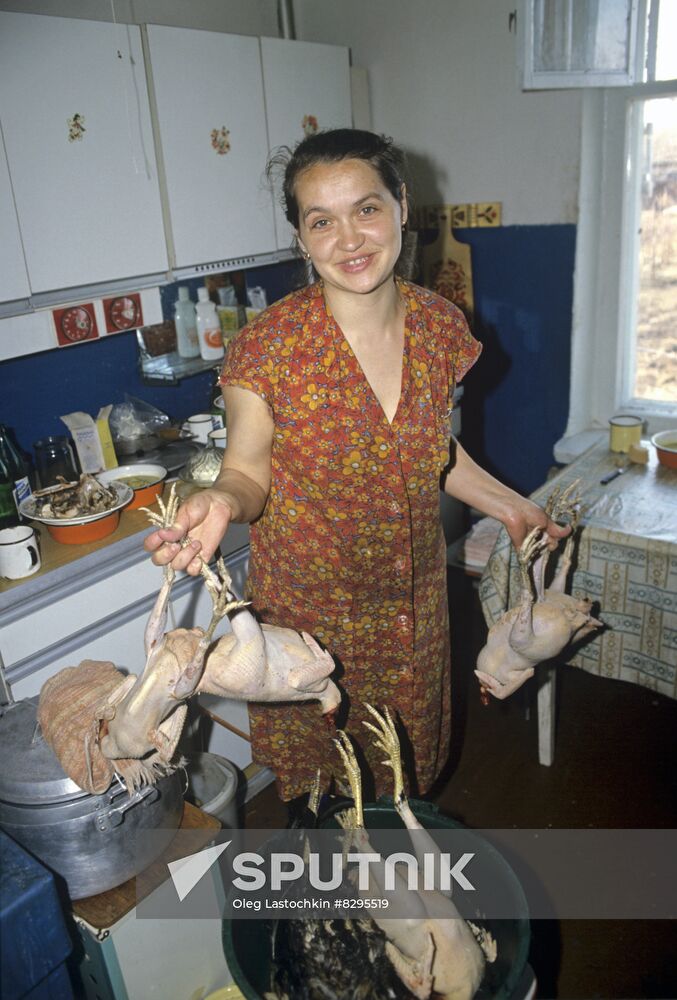 Evacuating residents of Muzhichya Pavlovka village near Orenburg