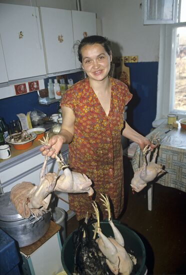 Evacuating residents of Muzhichya Pavlovka village near Orenburg