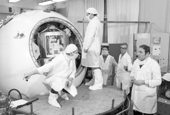 Preparing primates for space flight