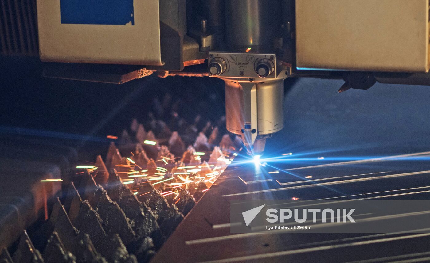 Laser device cuts metal components at Rostselmash Co. production site