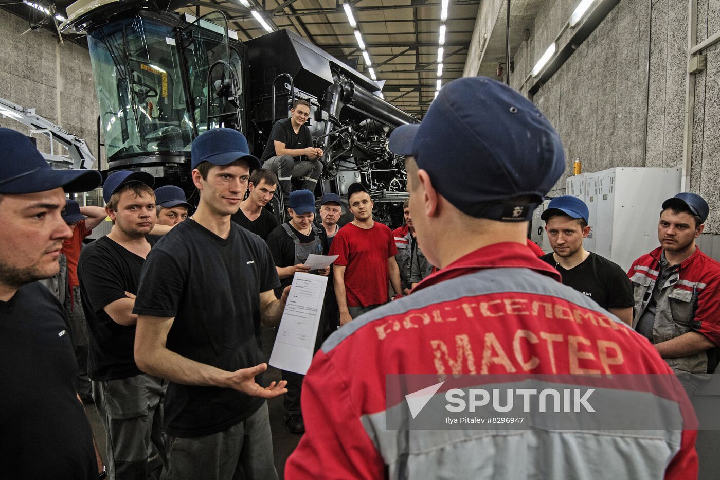 Section foreman meets with Rostselmash Co. workers