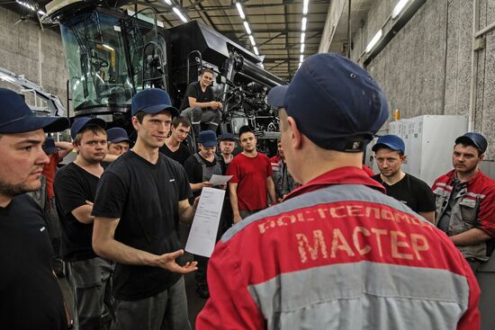 Section foreman meets with Rostselmash Co. workers