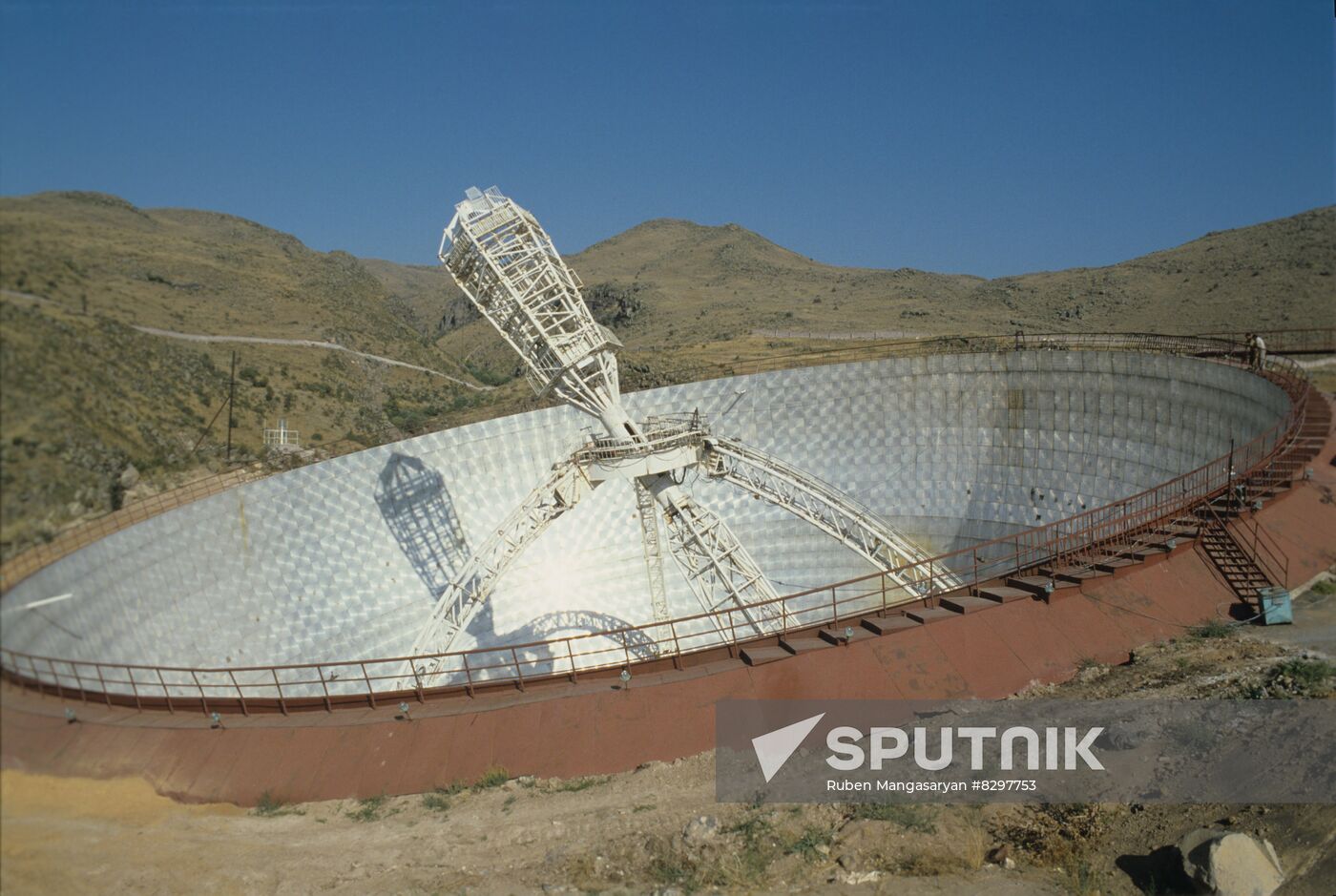 Geruni mirror radio-telescope