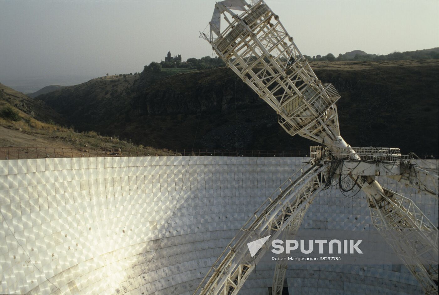 Geruni mirror radio-telescope
