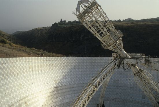 Geruni mirror radio-telescope