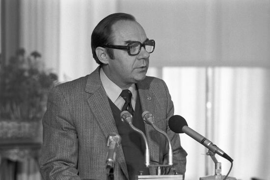International meeting of members of Soviet general public