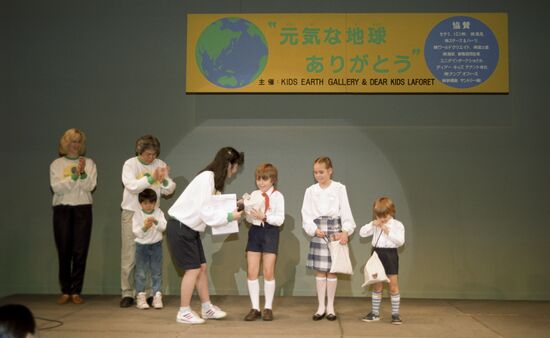 Handing drawings by Japanese schoolchildren to Soviet children