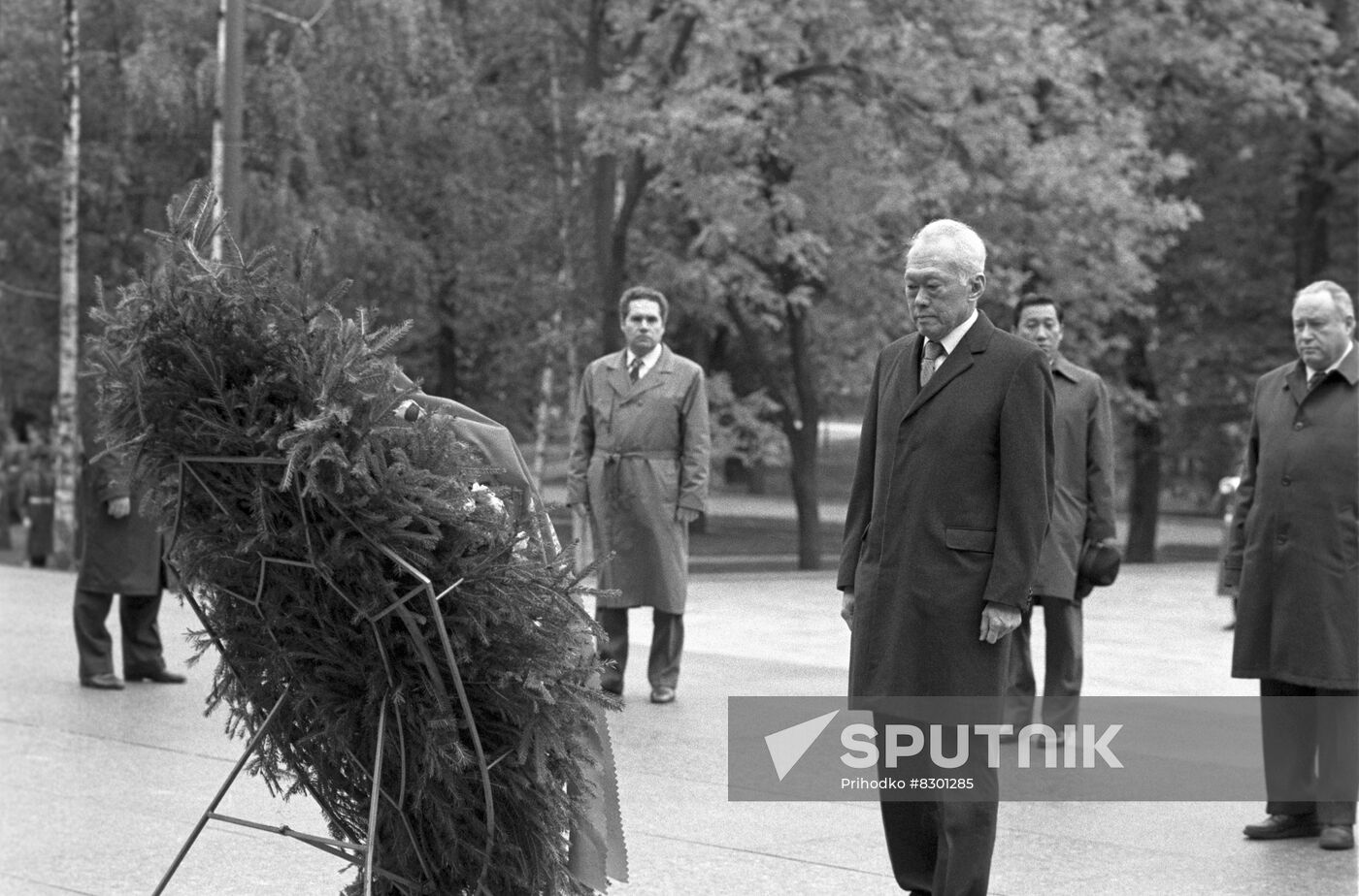 Singaporean Prime Minister Lee Kuan Yew visits USSR