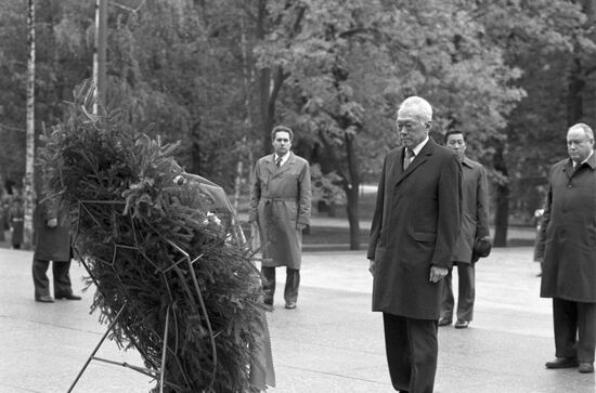 Singaporean Prime Minister Lee Kuan Yew visits USSR