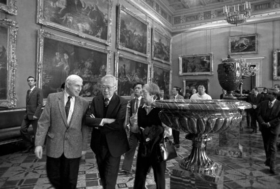 Singaporean Prime Minister Lee Kuan Yew visits USSR