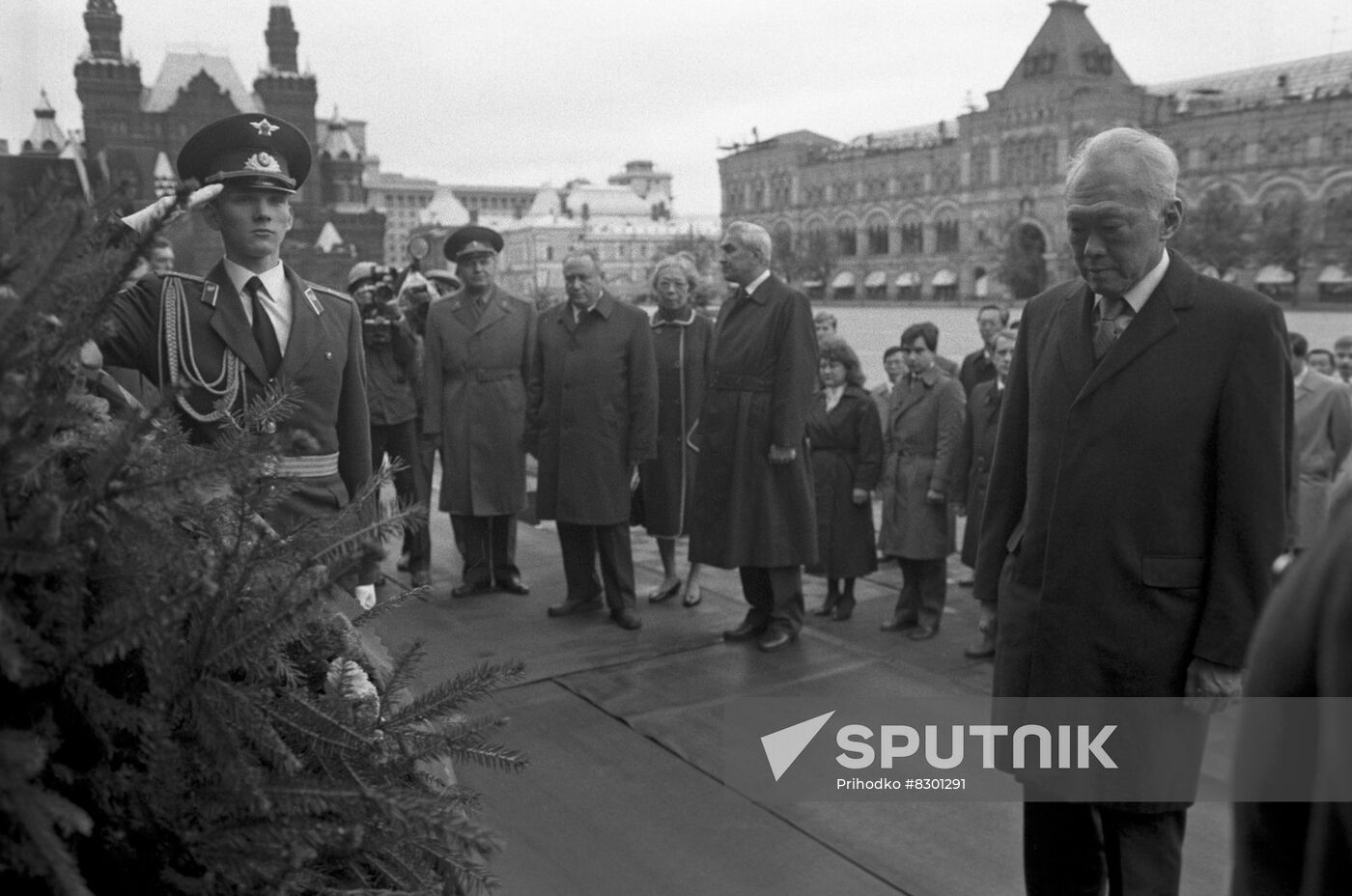 Singaporean Prime Minister Lee Kuan Yew visits USSR