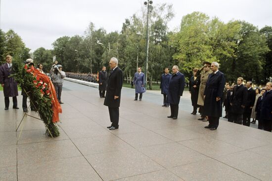 Singaporean Prime Minister Lee Kuan Yew visits USSR