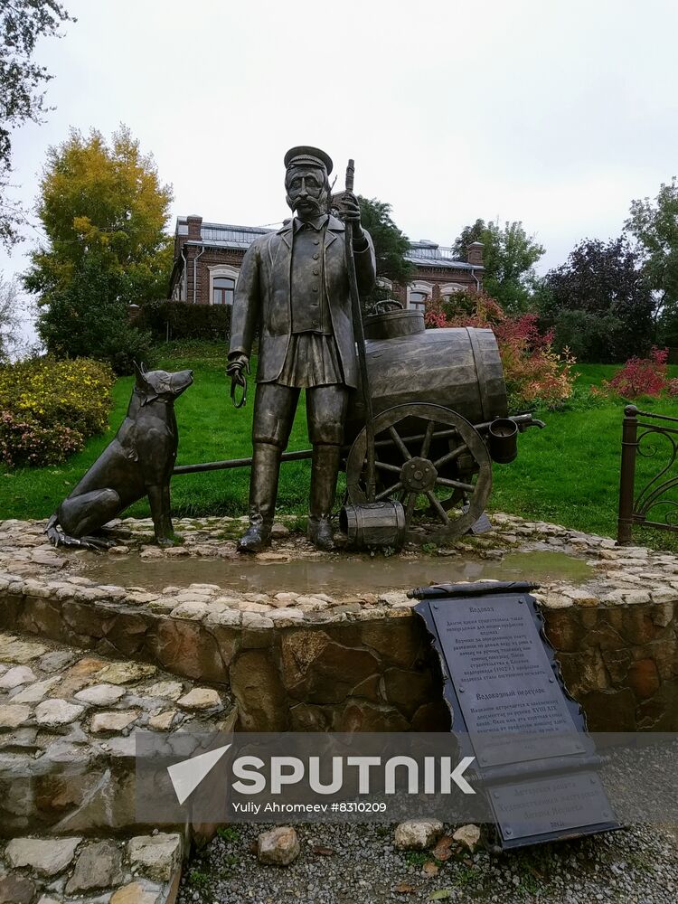 Monument to water carrier