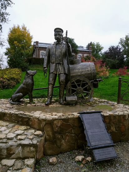 Monument to water carrier
