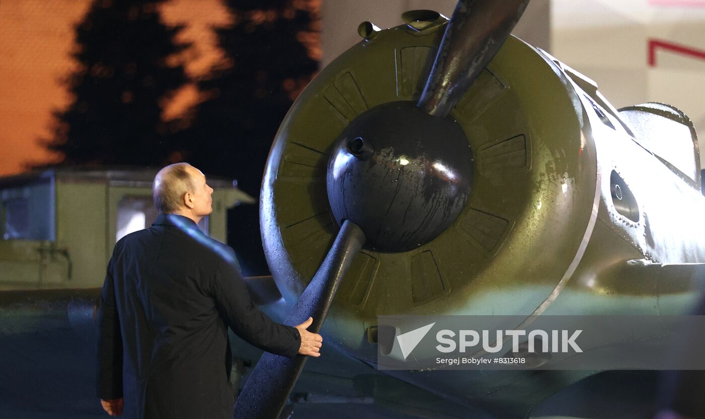 Russian President Vladimir Putin explores an exposition of an open-air interactive exhibition dedicated of the Battle of Moscow during World War Two and the 81st anniversary of the 1941 historical parade, in Red Square in Moscow, Russia. Location: Russia, Moscow. Author: Sergej Bobylev/Sputnik. Russia Putin WWII Moscow Battle Exhibition
