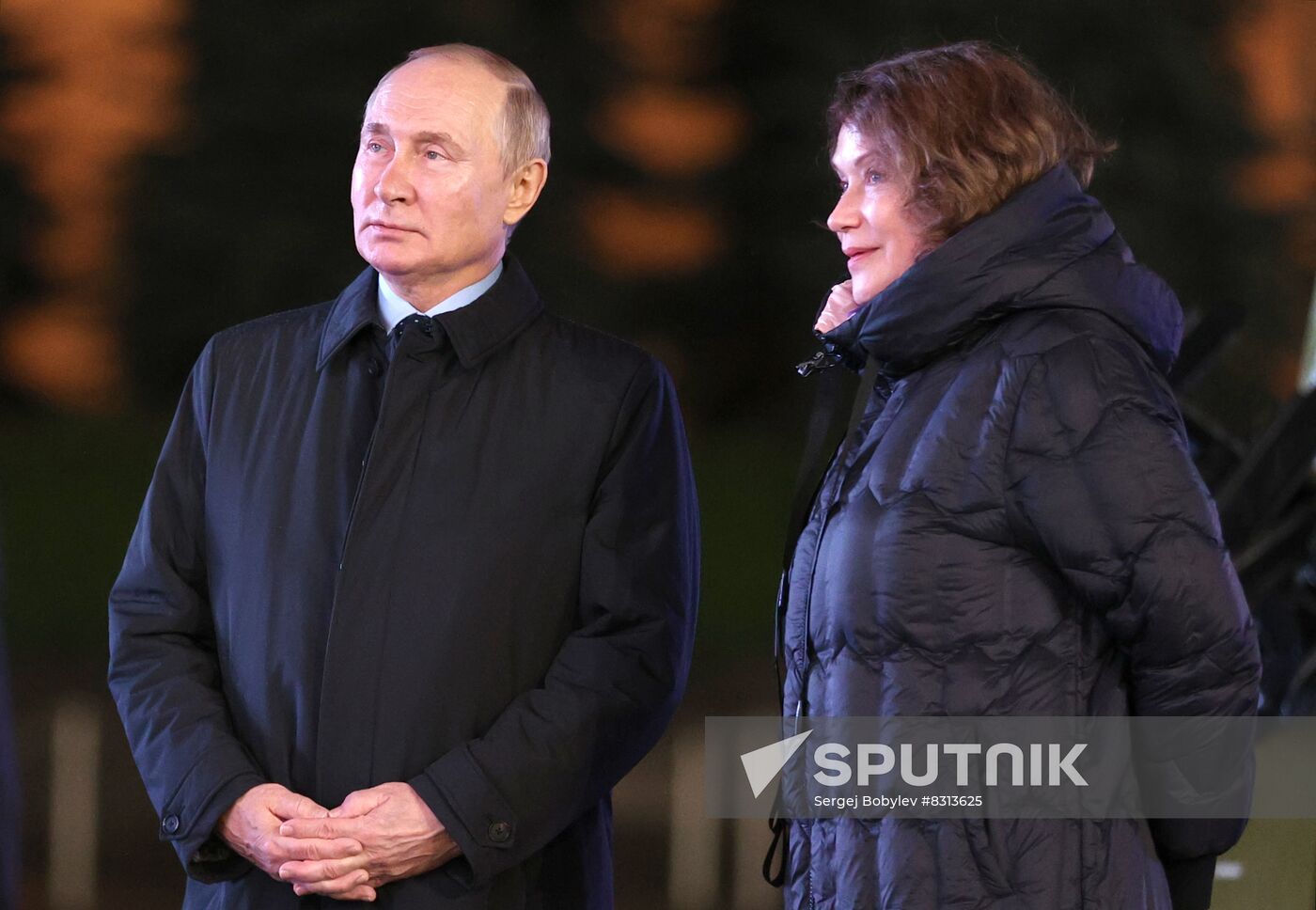 Russian President Vladimir Putin, accompanied by Voenfilm Studio PR Director Olga Rodionova, explores an exposition of an open-air interactive exhibition dedicated of the Battle of Moscow during World War Two and the 81st anniversary of the 1941 historical parade, in Red Square in Moscow, Russia. Location: Russia, Moscow. Author: Sergej Bobylev/Sputnik. Russia Putin WWII Moscow Battle Exhibition