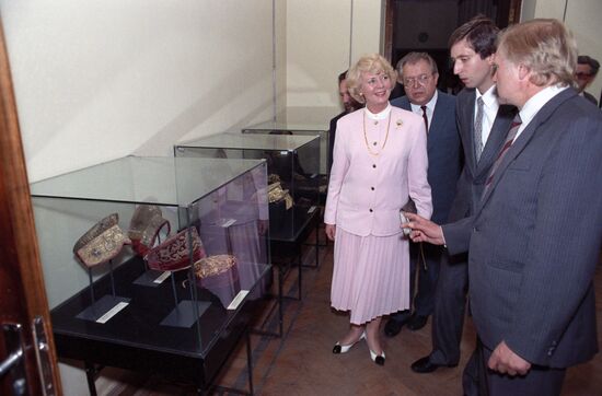 Icelandic President Vigdis Finnbogadottir visits USSR